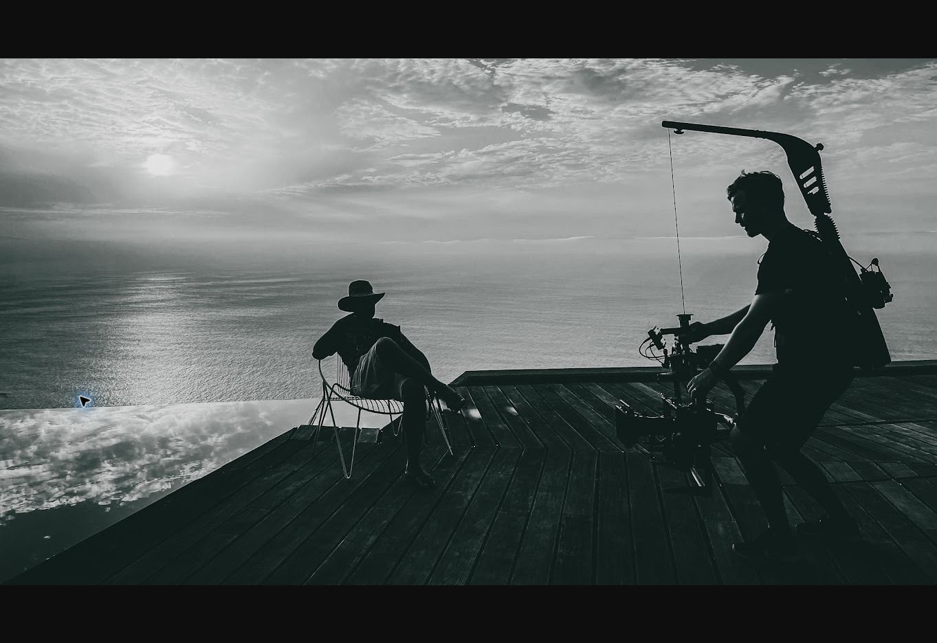Litet filmteam under en inspelning på location vid havet