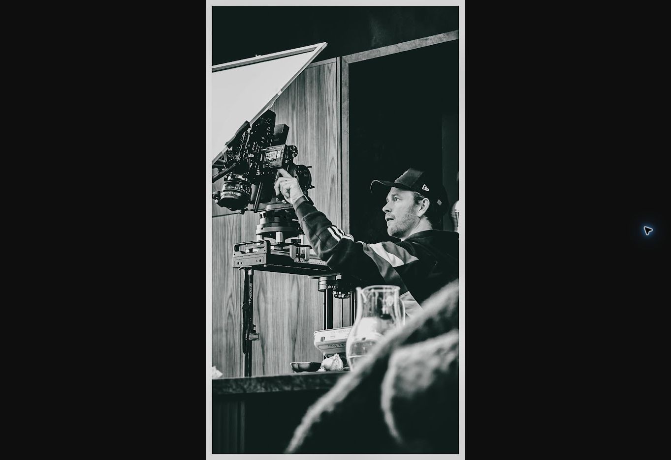 Gustav Sandegård arbetar med en filmkamera på inspelning